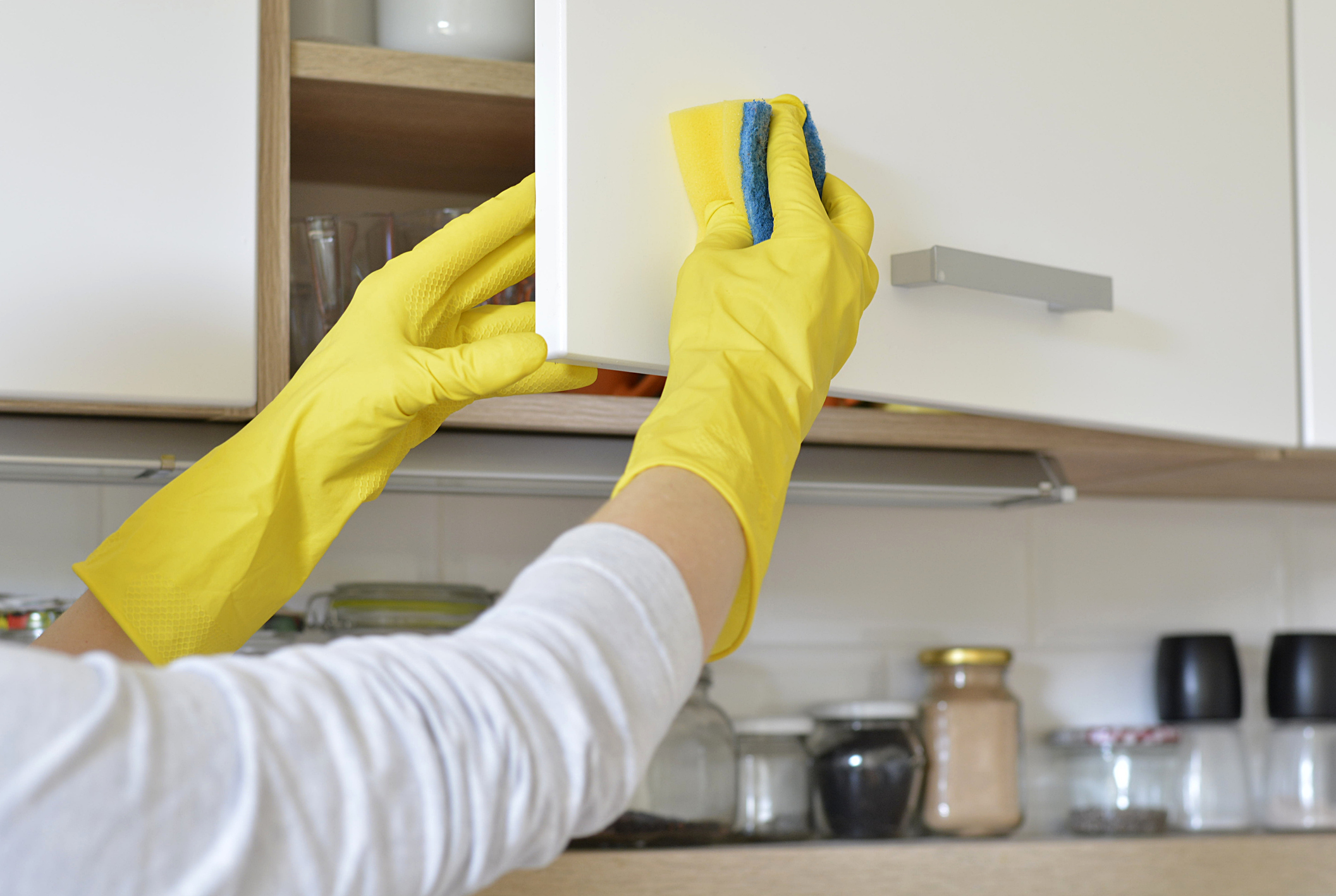 Флизелиновые можно мыть. Уборка кухни. Мытье кухонного гарнитура. Мытье кухонных шкафчиков. Протирает кухонный гарнитур.