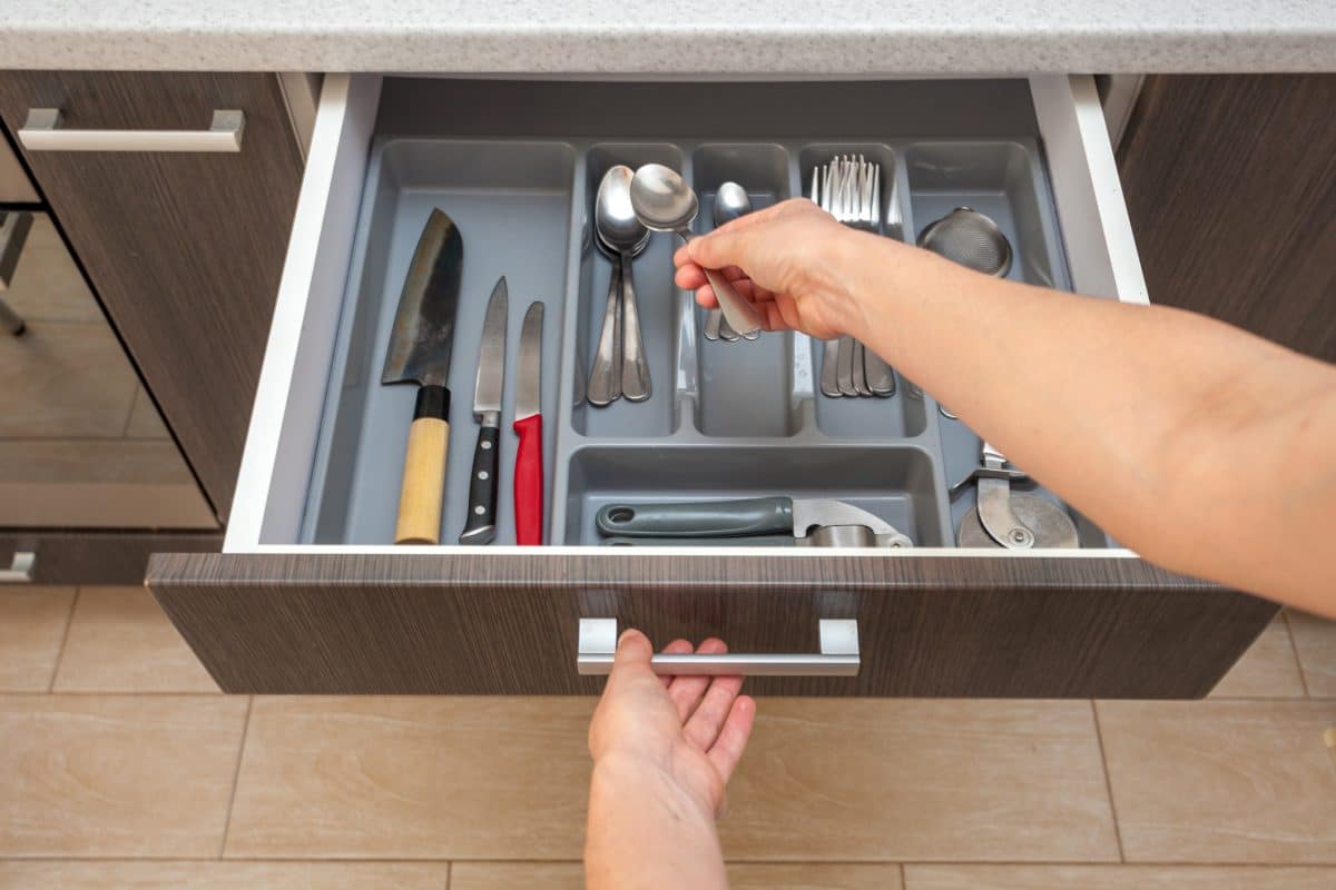 Choosing Pullout or Rollout Drawer Boxes For Your Kitchen